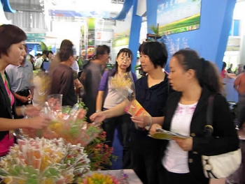 “夢之草”兩會上引人潮贏贊譽 