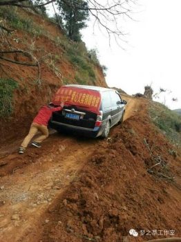  由于地震原因，道路崎嶇，再好的車也要靠人力推才能勉強(qiáng)爬上坡。