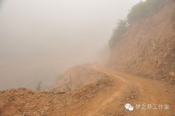 起霧了，原本美麗的霧氣卻暗含危險(xiǎn)，把本來就十分曲折的道路變得更加危險(xiǎn)重重。