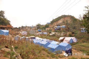 沿路上，雖然地震已經(jīng)過去很久，但失去家園的人們還是只能住在這樣的救災(zāi)帳篷里。